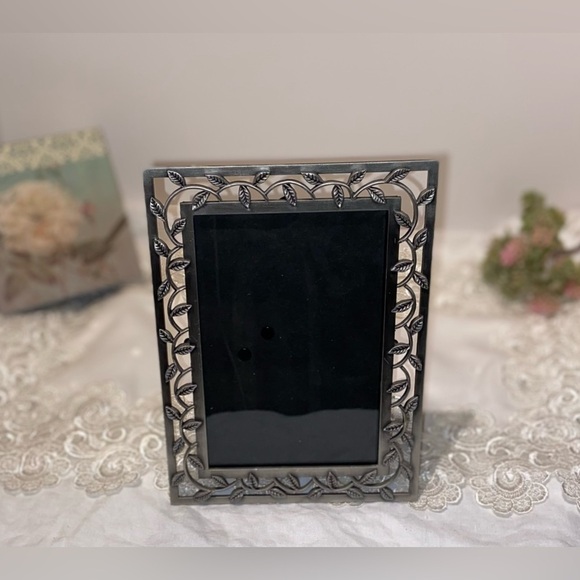 3/55$Vintage Table Top sturdy silver metal picture frame with leaves pattern 4x6 - Picture 2 of 12